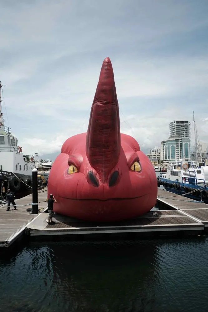Instalación inflable gigante inspirada en monstruo marino para campaña BTL en Colombia