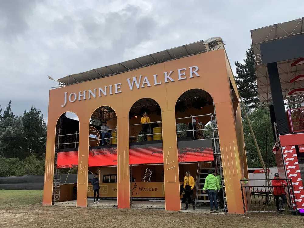 Activación de marca BTL para Johnnie Walker con stand experiencial en festival en Colombia