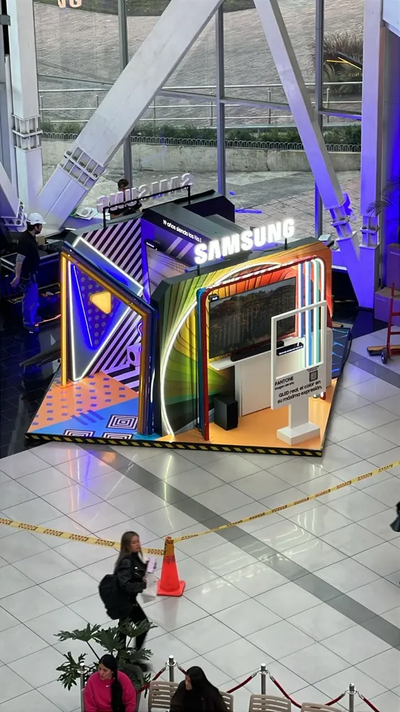 Experiencia de marca para Samsung con stand tecnológico inmersivo en Colombia